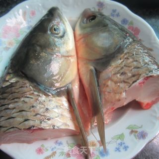 红烧鱼头的做法步骤：1