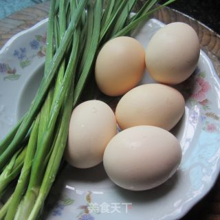 蒜叶炒蛋的做法步骤：1