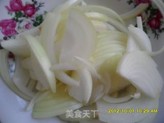 五香肉炒洋葱的做法步骤：1