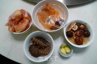 海参炖土鸡的做法步骤：1