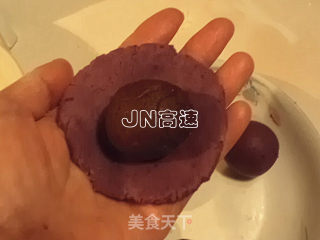 纯天然的味道——花色紫薯豆沙冰皮月饼的做法步骤：11