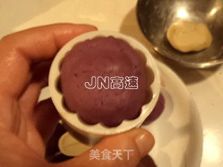 纯天然的味道——花色紫薯豆沙冰皮月饼的做法步骤：14