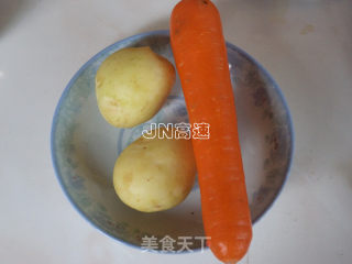 胡萝卜土豆炒里脊的做法步骤：1