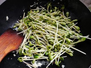 美味家学小炒之--蒜茸黑豆苗的做法步骤：5