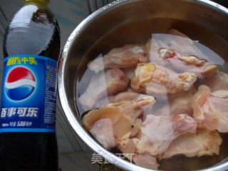 可乐鲜蘑翅根的做法步骤：1