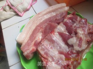 香芋焖扣肉的做法步骤：1