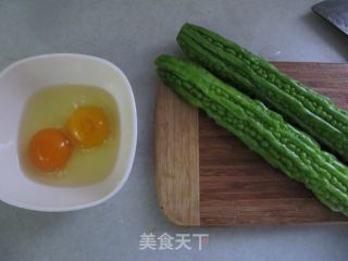 苦瓜炒鸡蛋的做法步骤：1