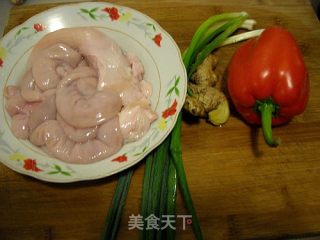 爆炒脆猪生肠的做法步骤：1