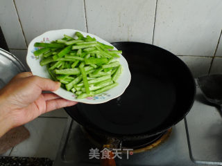 蛇瓜炒鱿鱼的做法步骤：8