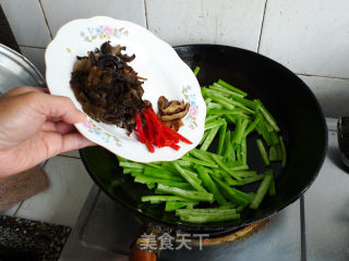蛇瓜炒鱿鱼的做法步骤：9