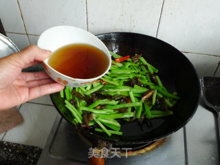 蛇瓜炒鱿鱼的做法步骤：10