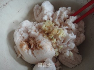 莲藕Q吃法----香炸藕丸的做法步骤：2