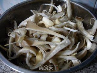 肉丝洋葱炒鲜蘑的做法步骤：1