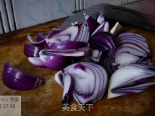 肉丝洋葱炒鲜蘑的做法步骤：2