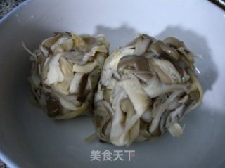 肉丝洋葱炒鲜蘑的做法步骤：4
