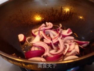 肉丝洋葱炒鲜蘑的做法步骤：6