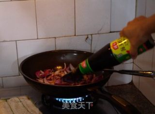 肉丝洋葱炒鲜蘑的做法步骤：7