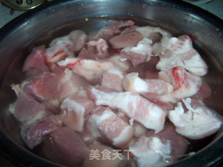醇香谗人，色泽红亮的红烧肉烧腐竹的做法步骤：1