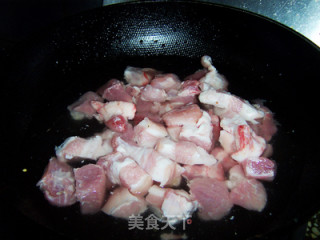 醇香谗人，色泽红亮的红烧肉烧腐竹的做法步骤：5