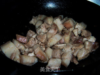 醇香谗人，色泽红亮的红烧肉烧腐竹的做法步骤：6
