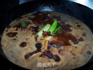 醇香谗人，色泽红亮的红烧肉烧腐竹的做法步骤：13