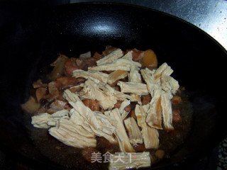 醇香谗人，色泽红亮的红烧肉烧腐竹的做法步骤：15