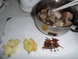 令人惬意的红烧排骨的做法步骤：2