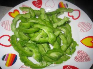 豆豉虾仁炒苦瓜的做法步骤：2
