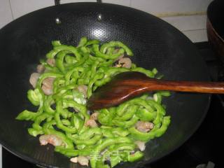 豆豉虾仁炒苦瓜的做法步骤：5