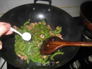 豆豉虾仁炒苦瓜的做法步骤：6