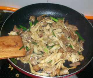 私家版——醋肉炒杏鲍茹的做法步骤：11