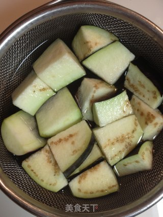 油豆腐燒茄菇 【傳統的家常炒菜】新鮮嚐的做法步骤：2