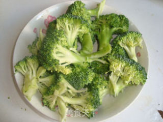 清炒西兰花--绿叶虽好也需红花点睛（西兰花如何越炒越绿）的做法步骤：1
