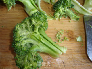 清炒西兰花--绿叶虽好也需红花点睛（西兰花如何越炒越绿）的做法步骤：2