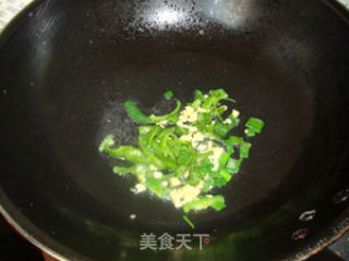 清炒西兰花--绿叶虽好也需红花点睛（西兰花如何越炒越绿）的做法步骤：5