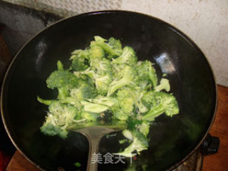 清炒西兰花--绿叶虽好也需红花点睛（西兰花如何越炒越绿）的做法步骤：6
