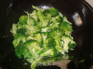 清炒西兰花--绿叶虽好也需红花点睛（西兰花如何越炒越绿）的做法步骤：7