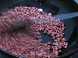 炒花生米的做法步骤：1