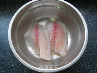 奶酪焗鱼块配西兰花的做法步骤：1
