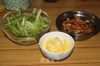 健康美味--香芹炒香干鸡蛋的做法步骤：1