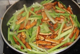健康美味--香芹炒香干鸡蛋的做法步骤：5