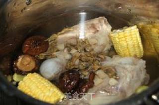 营养美味大骨汤的做法步骤：5