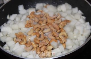 粒粒香甜--腰果炒沙葛的做法步骤：5