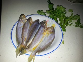 煎焖野生黄花鱼的做法步骤：1
