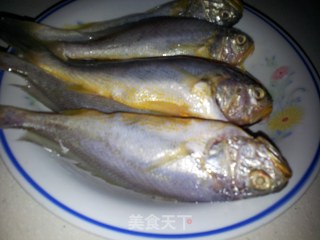 煎焖野生黄花鱼的做法步骤：2