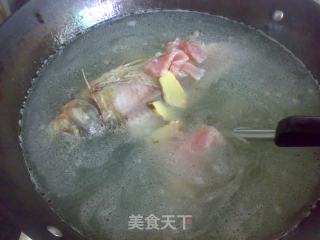 苦瓜皮蛋鲫鱼汤的做法步骤：4