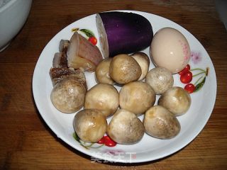 腊味草菇茄子炒饭的做法步骤：1