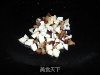 腊味草菇茄子炒饭的做法步骤：5