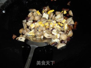腊味草菇茄子炒饭的做法步骤：9