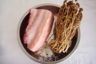 豉香茶树菇炒回锅肉的做法步骤：1